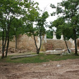 Construction neuve d'un mur de clôture façon médiévale