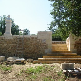 setting of steps in block stone on the building site