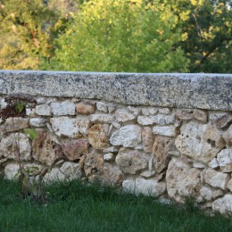 creation of a dwarf wall after the pierres sèches style with an irregular top effect