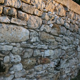 création de mur de clôture avec vieillissement de pierres